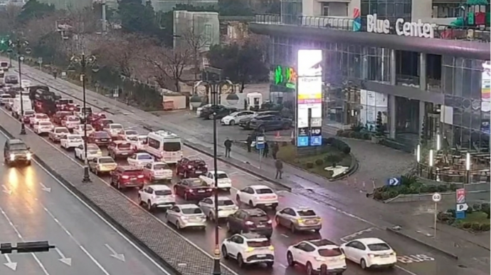 На каких улицах Баку 6 февраля наблюдаются транспортные заторы? 