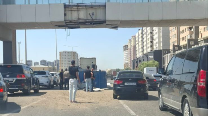 Bakıda yük avtomobili piyada körpüsünə çırpıldı: Yaralı var - FOTO - VİDEO
