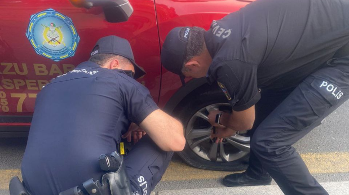 Polis əməkdaşları yolda qalan xanım sürücüyə yardım etdilər  - FOTO