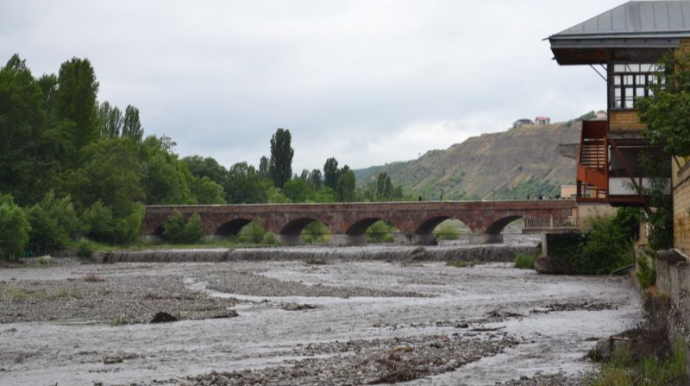 Qubada iki qardaş çaya yıxılıb, biri ölüb 