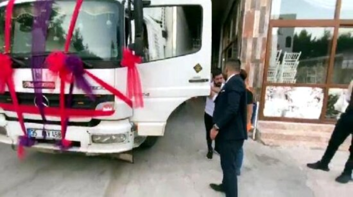 Gəlini toyxanaya yük maşınında apardı - VİDEO