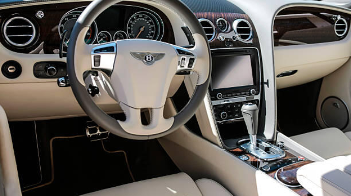 Azərbaycanlı məşhurun yarım milyonluq görüntüsü – “Bentley”, qızıldan saat, brilliant… – FOTO
