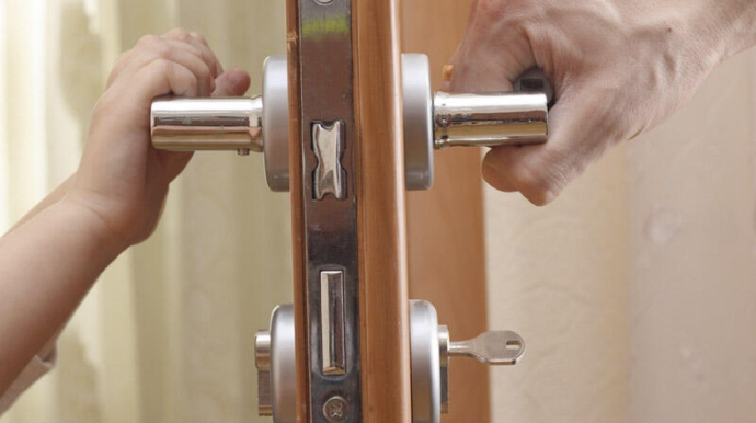 Köməksiz vəziyyətdə qalan uşaq xilas edildi 