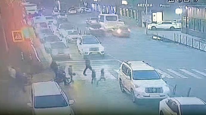 Sürücülük hüququ olmayan yeniyetmə iki uşağı vurdu - VİDEO 