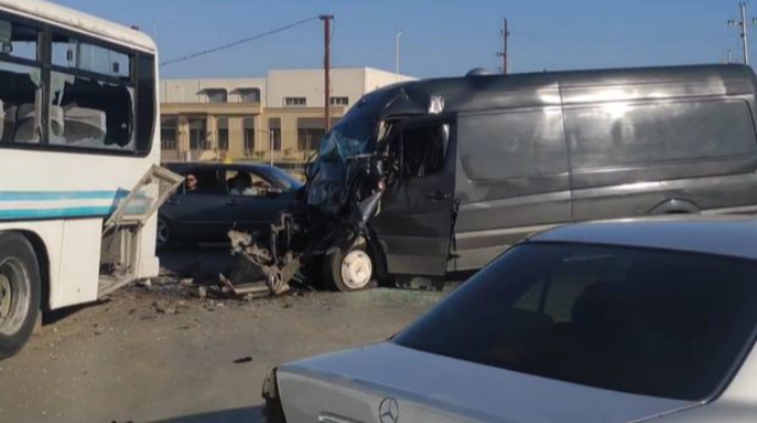 В Баку грузовой автомобиль врезался в пассажирский автобус   - ВИДЕО