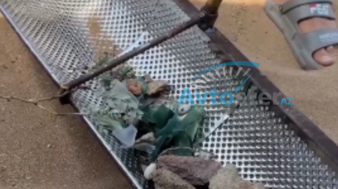 Çimərliklərdə diqqətli olun; qumun içindən belə əşyalar çıxa bilər - VİDEO