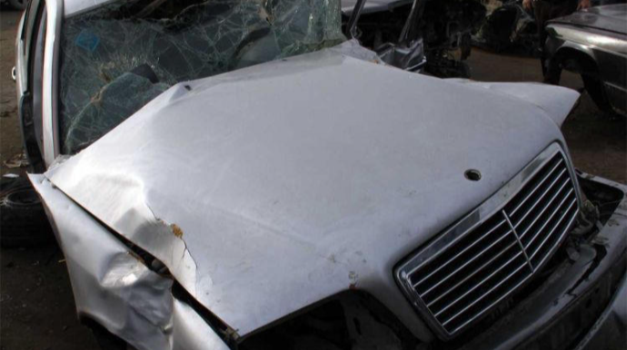 “Mercedes” qaz borusuna çırpılıb 