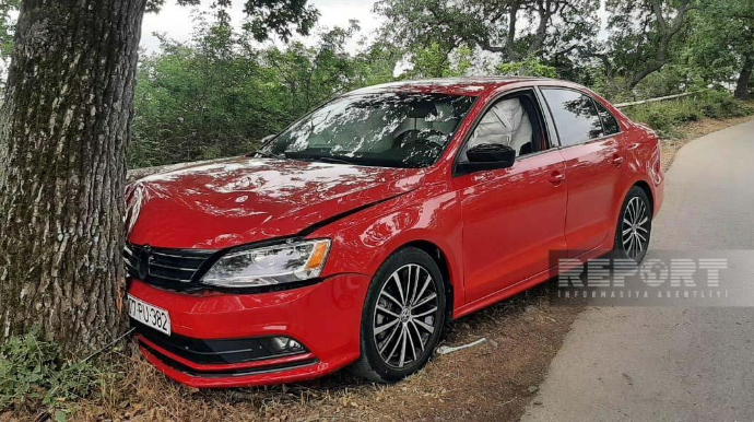 Nabranda avtomobil ağaca çırpıldı, xəsarət alanlar var   - FOTO