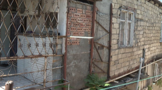 Şəhərin mərkəzində qəzalı binanın sakinləri niyə köçürülmür? - VİDEO