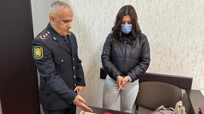 Parkda unudulan çantanı polis tapdı - Bu da sonu - FOTO