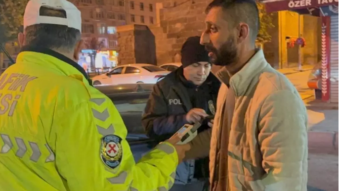 Yol polisinin saxladığı sərxoş sürücü vəsiqə əvəzinə “İnstagram” profilini göstərdi - VİDEO 