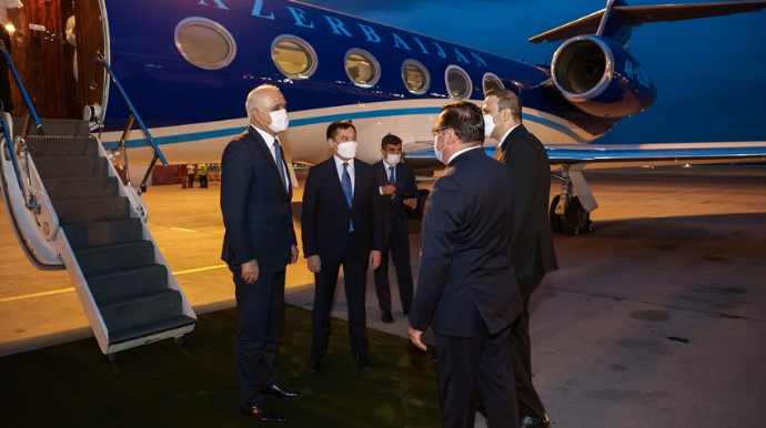 Азербайджан отправил в Узбекистан 50 тысяч доз вакцин - ФОТО