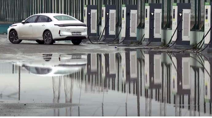 Su altında qalan şarj məntəqələri: 17-sindən yalnız ikisi işləkdir - VİDEO 