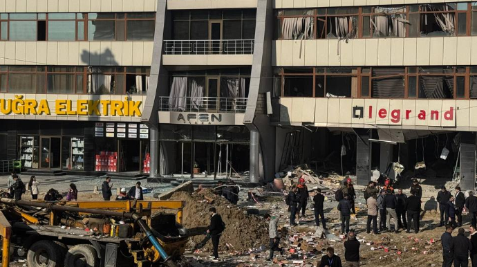 “Yeni salınan yola görə binaya yeraltı qaz sızıb” - Partlayan plazanın sahibi 