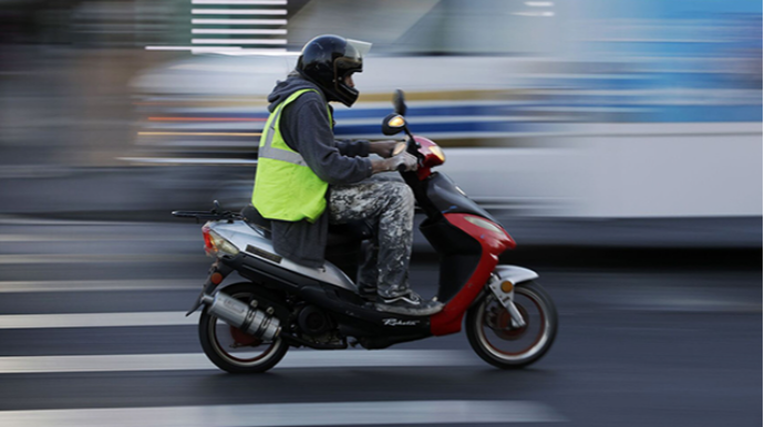 Bakı prospektində FACİƏ:  Maşınından düşərkən moped vurub öldürdü