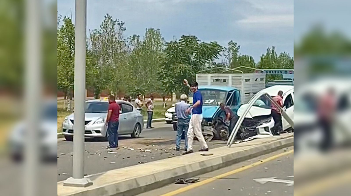 “Pick-up” “Qazel”lə toqquşaraq ayrıcı zolağın üzərinə çıxdı - VİDEO