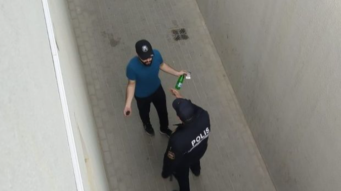 Polis azarkeşi tribunadan QOVDU: “Səs-küy salırsan” - FOTO 