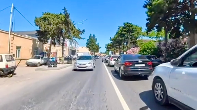 Tıxacdan yayınan motosikletçi əks yola çıxıb axına qarşı hərəkət etdi   - VİDEO