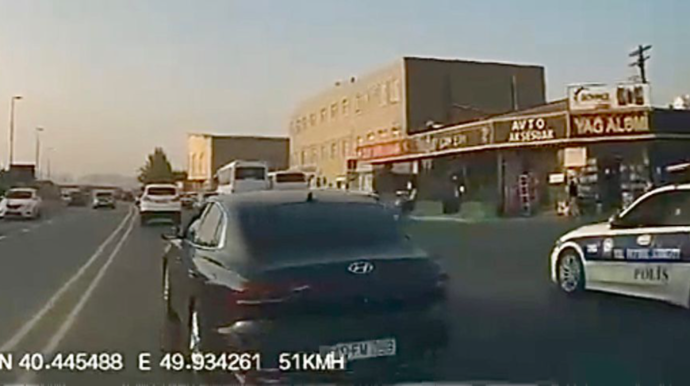 Yol polisinin yanında qəza şəraiti yaradıb qaçdı - 10-FM-099     - VİDEO