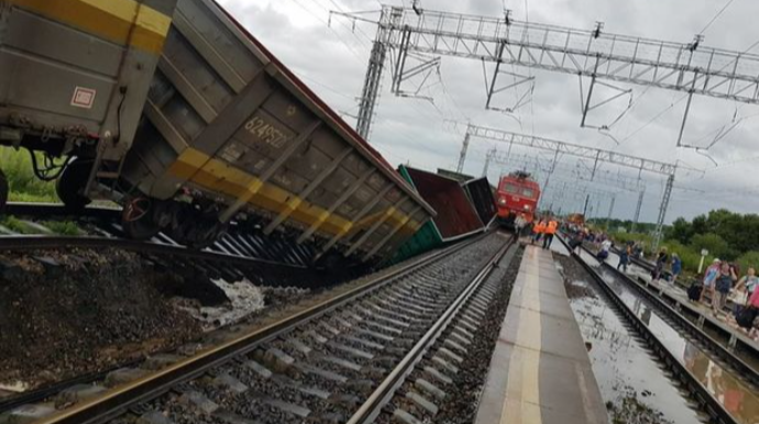Rusiyada qatar qəzası: 31 vaqon relsdən çıxdı 