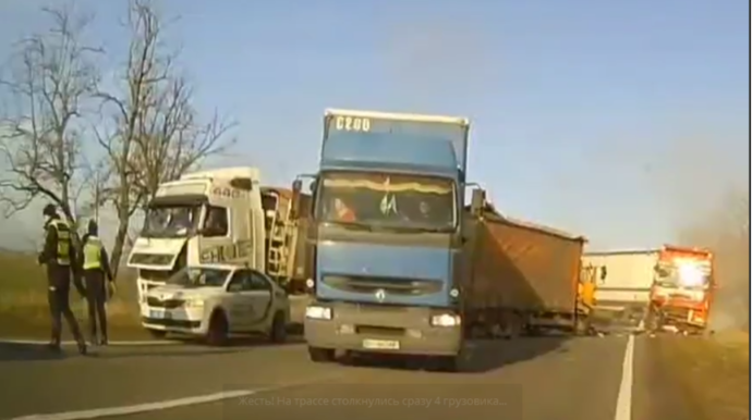 Üç TIR toqquşdu: YPX maşını ortalarında qaldı - VİDEO