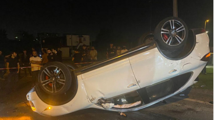 Bakıda qadın sürücü "Porsche"ni aşırdı, özü xəsarət aldı - VİDEO - FOTO