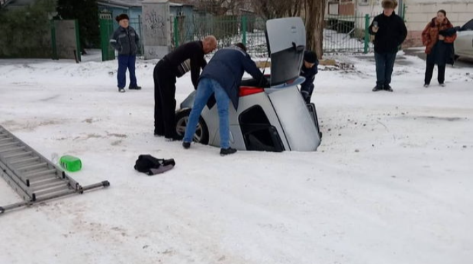 Yer maşını “uddu”: Rusiyalı sürücünün çətin anları - VİDEO