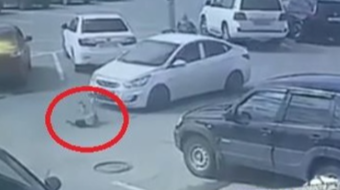 Dayanacaqda qadın avtomobillə 3 yaşlı oğlanı vurdu – ANBAAN VİDEO 