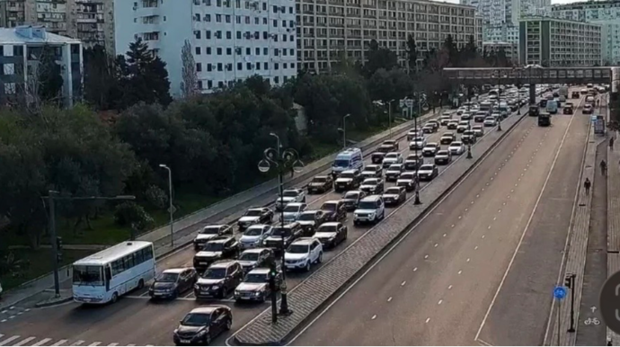 На каких улицах Баку 3 апреля наблюдаются транспортные заторы? - СПИСОК + ФОТО 