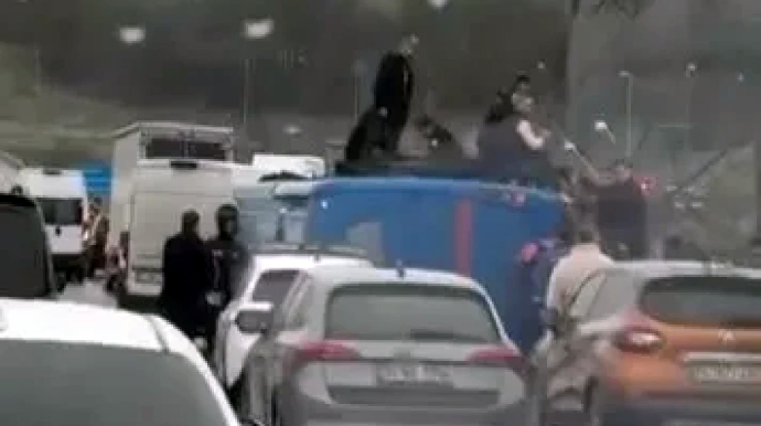 Məhkumları daşıyan avtobus aşıb, 19 nəfər yaralanıb 