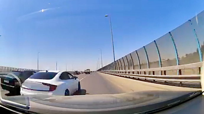 İki zolağın arasından ötüb keçən sürücü baxın necə təhlükə yaratdı    - VİDEO