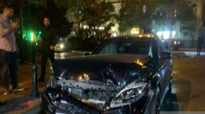 Bakıda yolayrıcında QƏZA:  Maşın aşdı - FOTO 