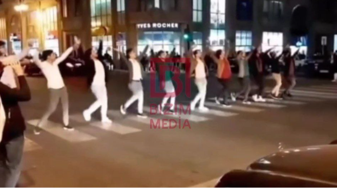 Bakıda gənclər piyada keçidində cəngi oynadılar - ANBAAN VİDEO 