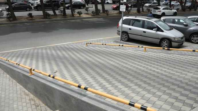 Piyadaları avtomobil yoluna çıxmağa məcbur edən təhlükə  - VİDEO