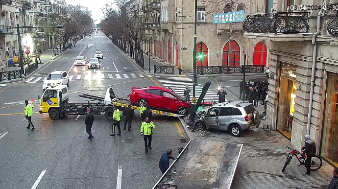 Bakıda yol qəzası olub, svetofor yararsız vəziyyətə düşüb   - FOTO