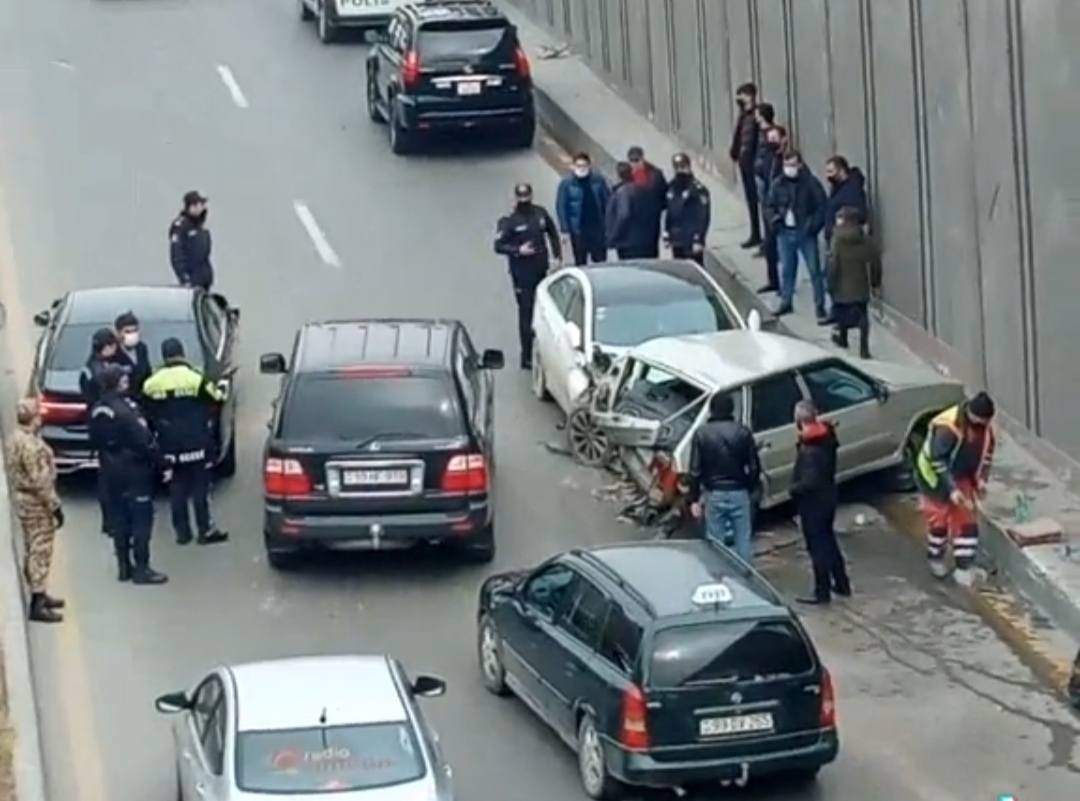 Bakıda 40 dəqiqə tıxaca səbəb olan dəhşətli qəzanın VİDEOsu 