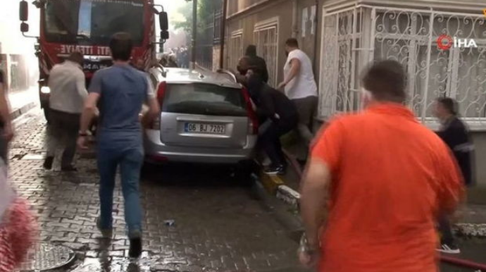 Yanğınsöndürənin girişinə mane olan maşını  sakinlər qucaqlarında daşıdılar   - VİDEO - FOTO