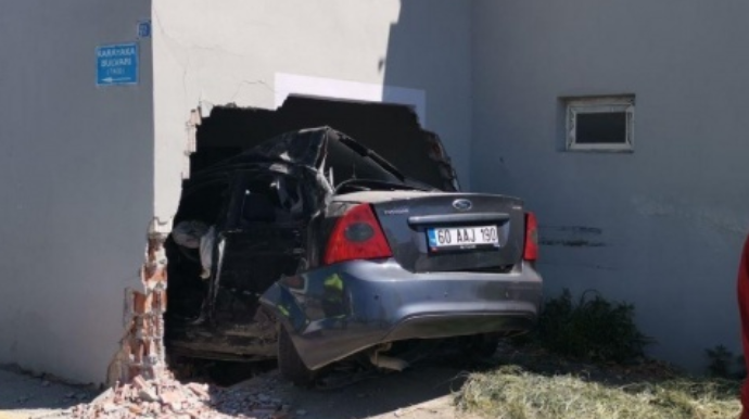 İdarəetmədən çıxan “Ford” yataq otağına girdi;  2 nəfər yaralandı - FOTO 