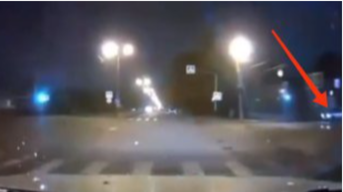 Yolayrıcında dəhşətli qəza:  maşın darvazadan həyətə girdi - VİDEO