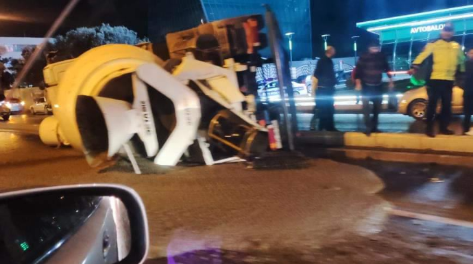 Heydər Əliyev prospektində betonqarışdıran maşın aşdı  - FOTO