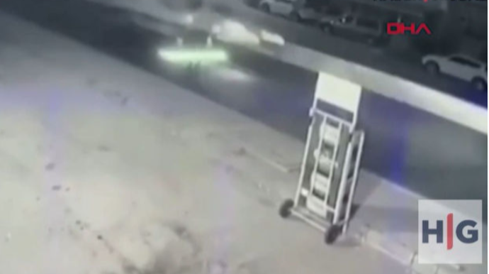 Sürətlə hərəkət edən avtomobil görmə məhdudiyyəti olan yaşlı kişiyə çırpıldı