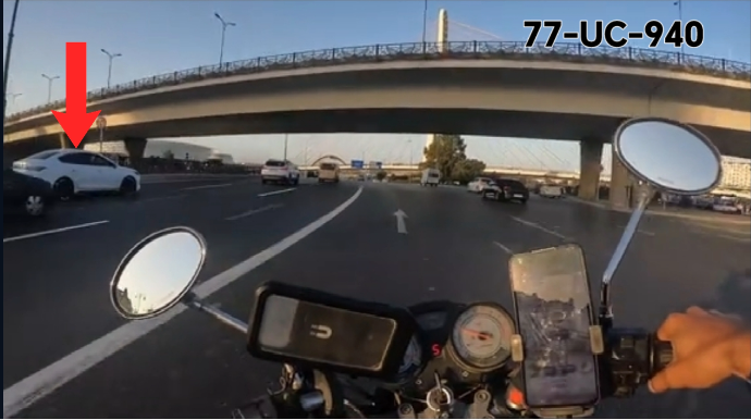 Sürücüdən gözlənilməz hərəkət:Soldan sağa keçib insanlara təhlükə yaratdı - VİDEO 