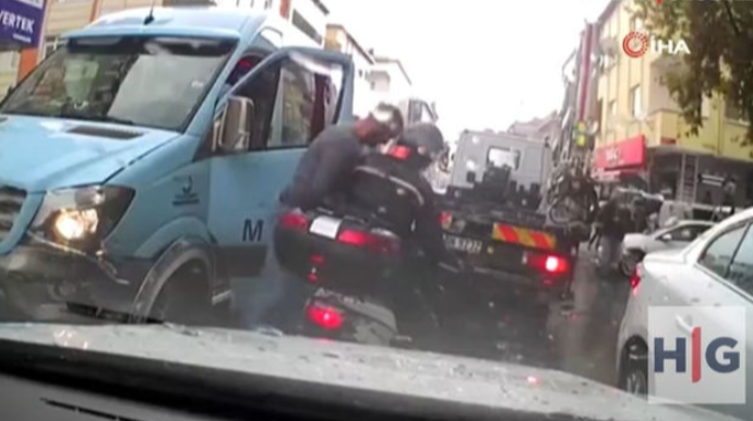 Sükan arxasından enib sürücüyə başı ilə zərbələr endirdi - VİDEO