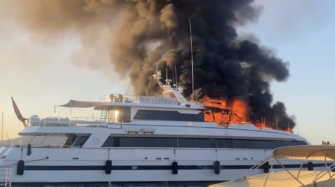 Lüks yaxta yanaraq batdı 