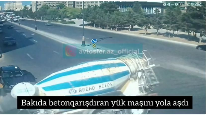 Bakıda betonqarışdıran yük maşını yola aşdı - ANBAAN VİDEO 