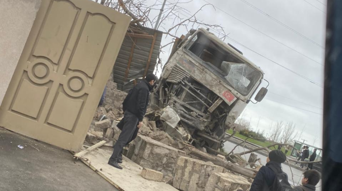 Bakıda "Shagman" məktəbin yanında ağır qəza törətdi  - FOTO - VİDEO