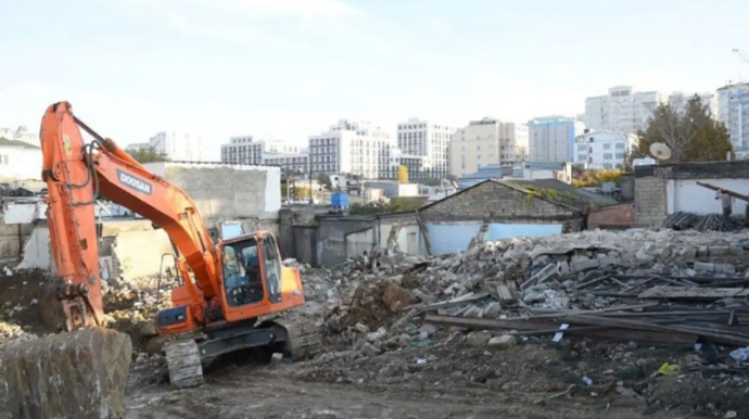 Bakının mərkəzində bu binalar plana düşdü: söküntüsünə başlanılır