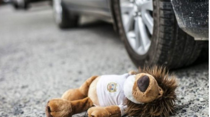 Gədəbəydə sürücü yolu keçməyə çalışan azyaşlını vurdu