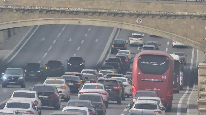 Неисправный автомобиль вызвал затор на одном из крупнейших проспектов Баку - ФОТО