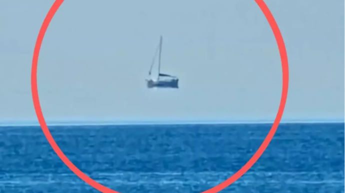 Göydə üzən qayıq...